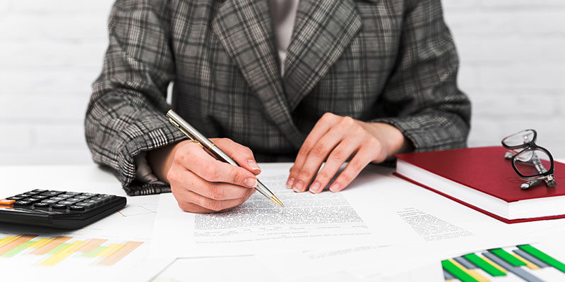 Business woman working in a office desktop